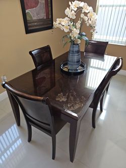 Dining Room Table and 4 Chairs.