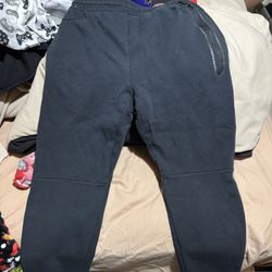 Nike tech fleece sweats, black, large