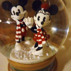 2019 MICKEY AND MINNIE MOUSE SNOW GLOBE 