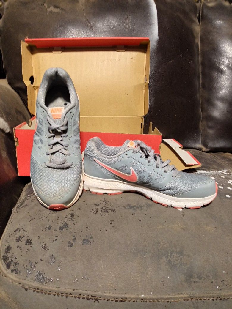 Size 9 Nike Running Shoes