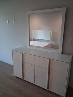 Queen bedroom. Set