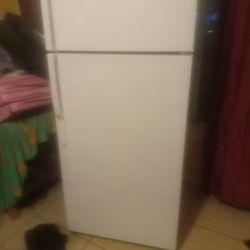 G.e. Refrigerator 67"tall 28 1/4" Wide29 1/2" Deep 145.00$ O.b.o.