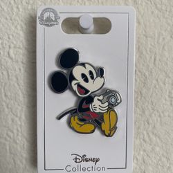 Disney Mickey Mouse Tourist Pin