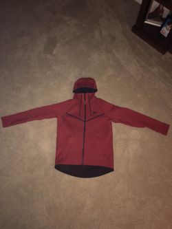 RED NIKE™️ FLEECE HOODIE L (TRADES?)