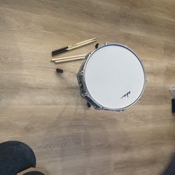 Snare Drum With Case And 4 Sticks And 2 Practice Pads.