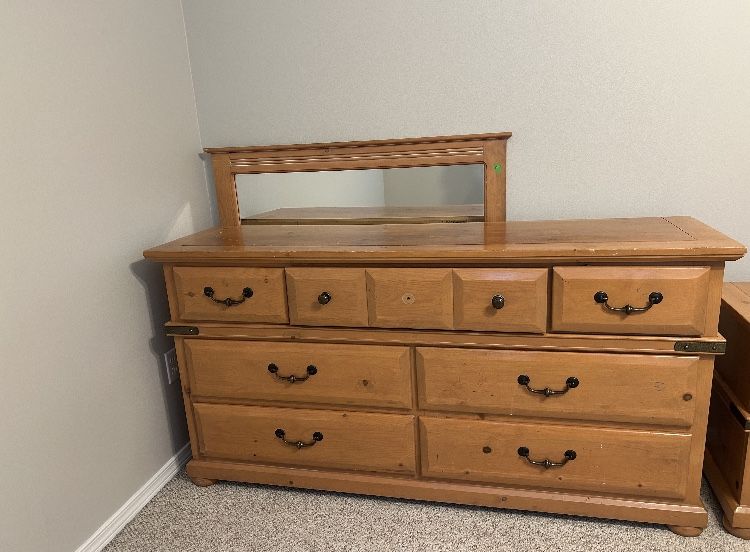Bedroom Wide Dresser With Mirror, Nightstands X2, And Tall Dresser