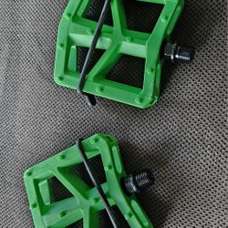 Green Bicycle Pedal set *NEW*