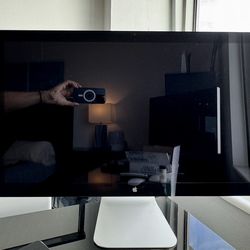 Apple Thunderbolt Display 27”—Excellent Condition Clean Cables