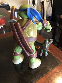 Two Ninja Turtles toys figurine