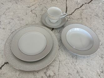 BRAND NEW Mikasa Porcelain Dinnerware Set (Never Used) – White/Platinum Rim – [Insert Number, e.g., 40-Piece Set]