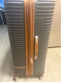 it luggage” hard-shell spinner suitcase.
