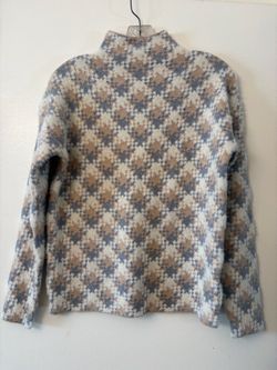 Sweater xs can fit a size medium it stretches