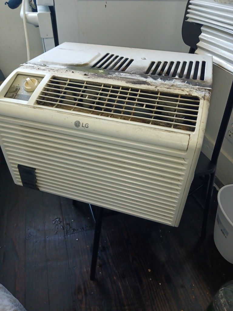 WINDOW AC UNIT AS IS NEEDS DEEP CLEAN 
