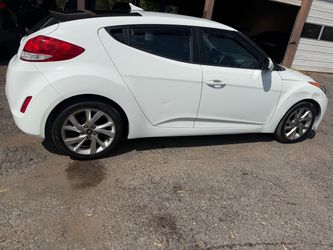 2016 Hydaui Veloster great buy no issues