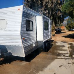2008 Pioneer 24.ft Trailer.slide out
