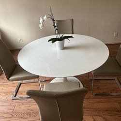 White Pedestal Dining Table And 4 Chairs