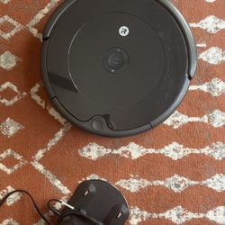 iRobot Roomba 692 Vacuum Cleaning Robot with Charging Station