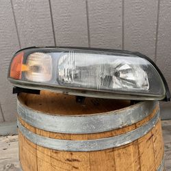 Volvo V70 Headlight Assembly RT Side 2001 - 2004 P/N(contact info removed)