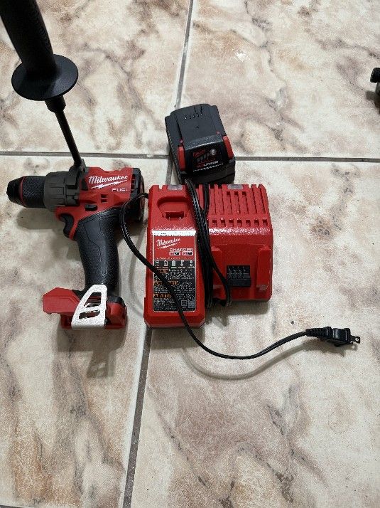 Milwaukee M18 FUEL Hammer Drill/Driver (2904-20) + 5.0Ah Battery + Charger