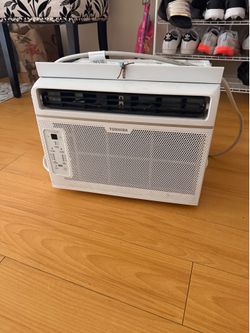 Toshiba 6,000 BTU Window Air Conditioner with Remote – Excellent Condition