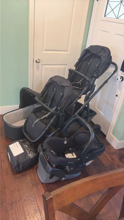 Uppababy Vista V2 stroller with bassinet car seat and base and rumble seat
