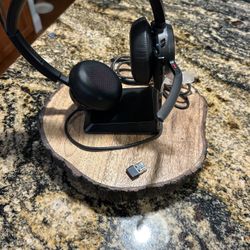 Poly Voyager Focus 2 Headset With Stand (plantronix)