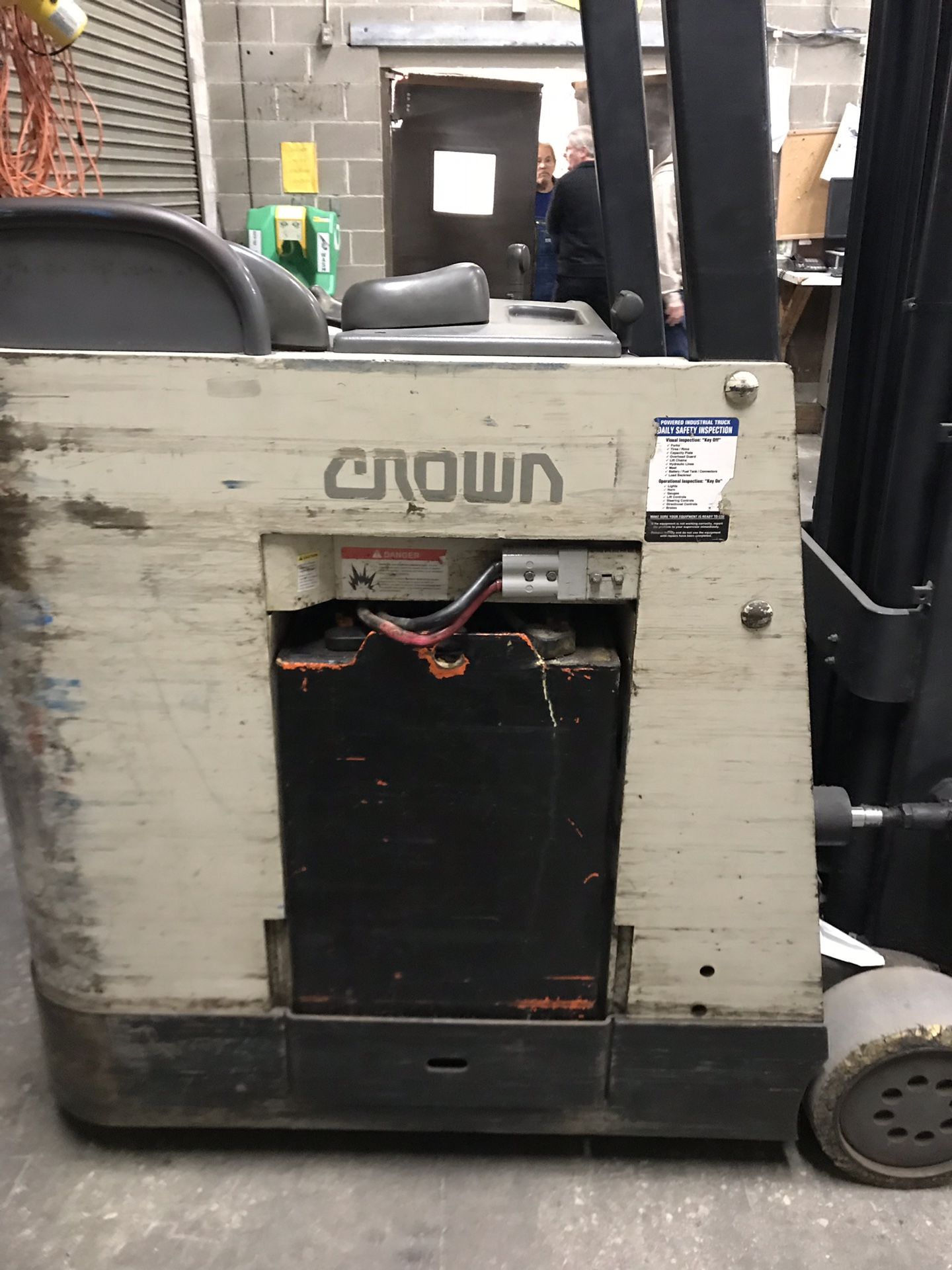CROWN RC5500 Stand up forklift