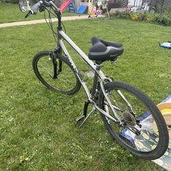 Adult Giant Sedona DX bike. 26 Inch In Great condition