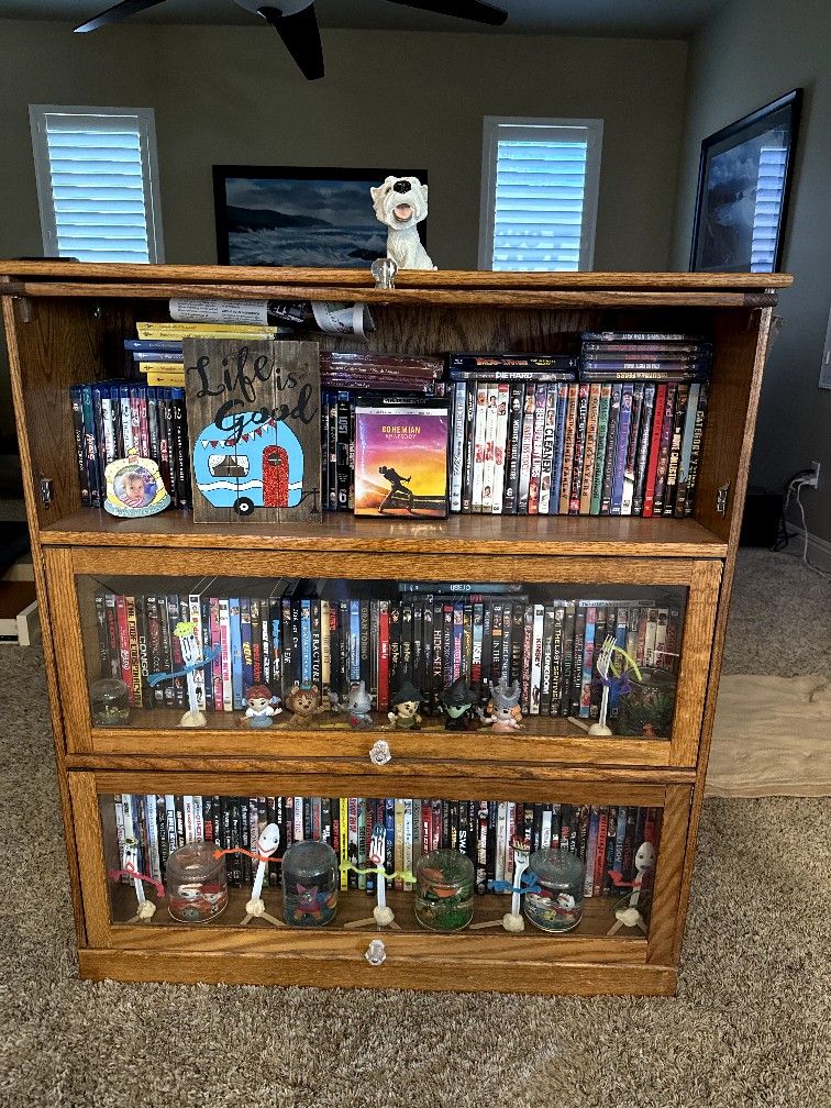 3-Shelf Glass Window Doored Cabinet/Bookcases