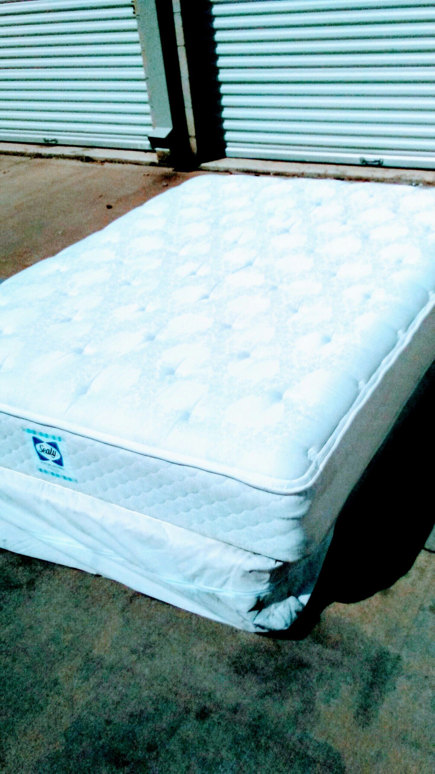 Queensize Sealy Posture Premiere Pinebrook Ultra Plush Mattress with