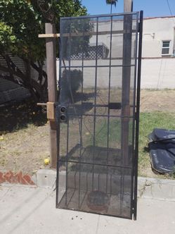 Metal screen door very good condition