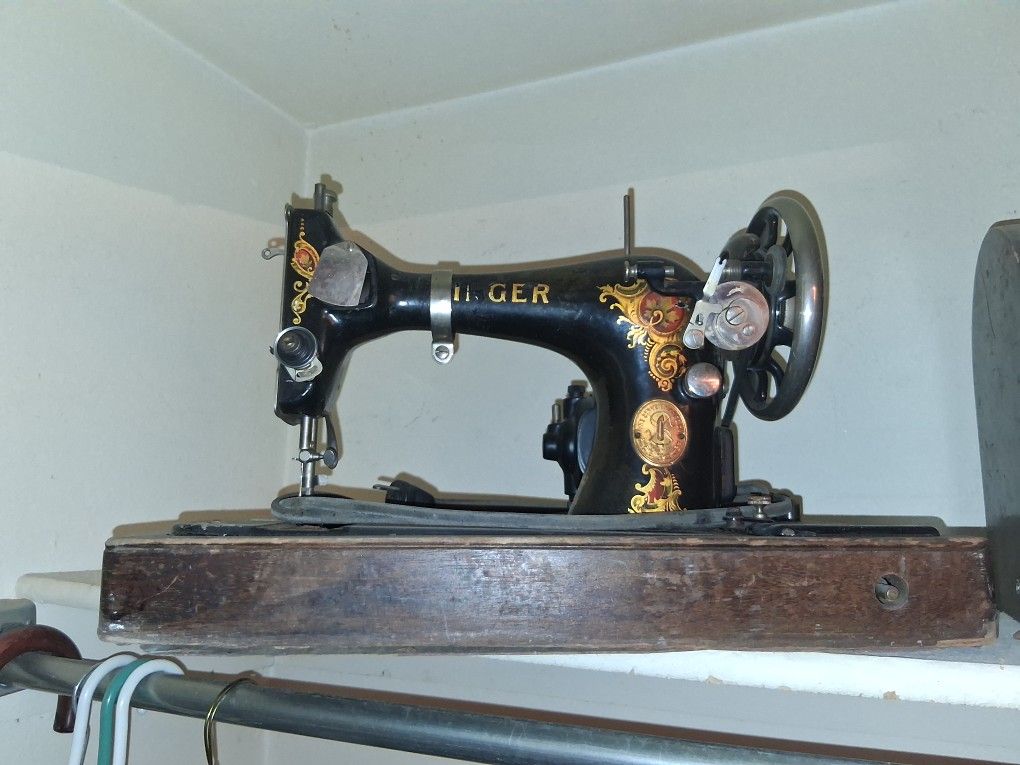 1900s Antique Singer Sewing Machine