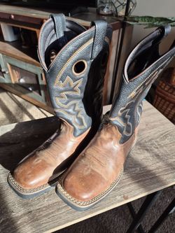 Kids boots size 4