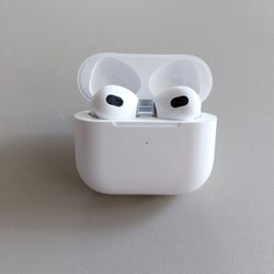 Wireless earbuds 