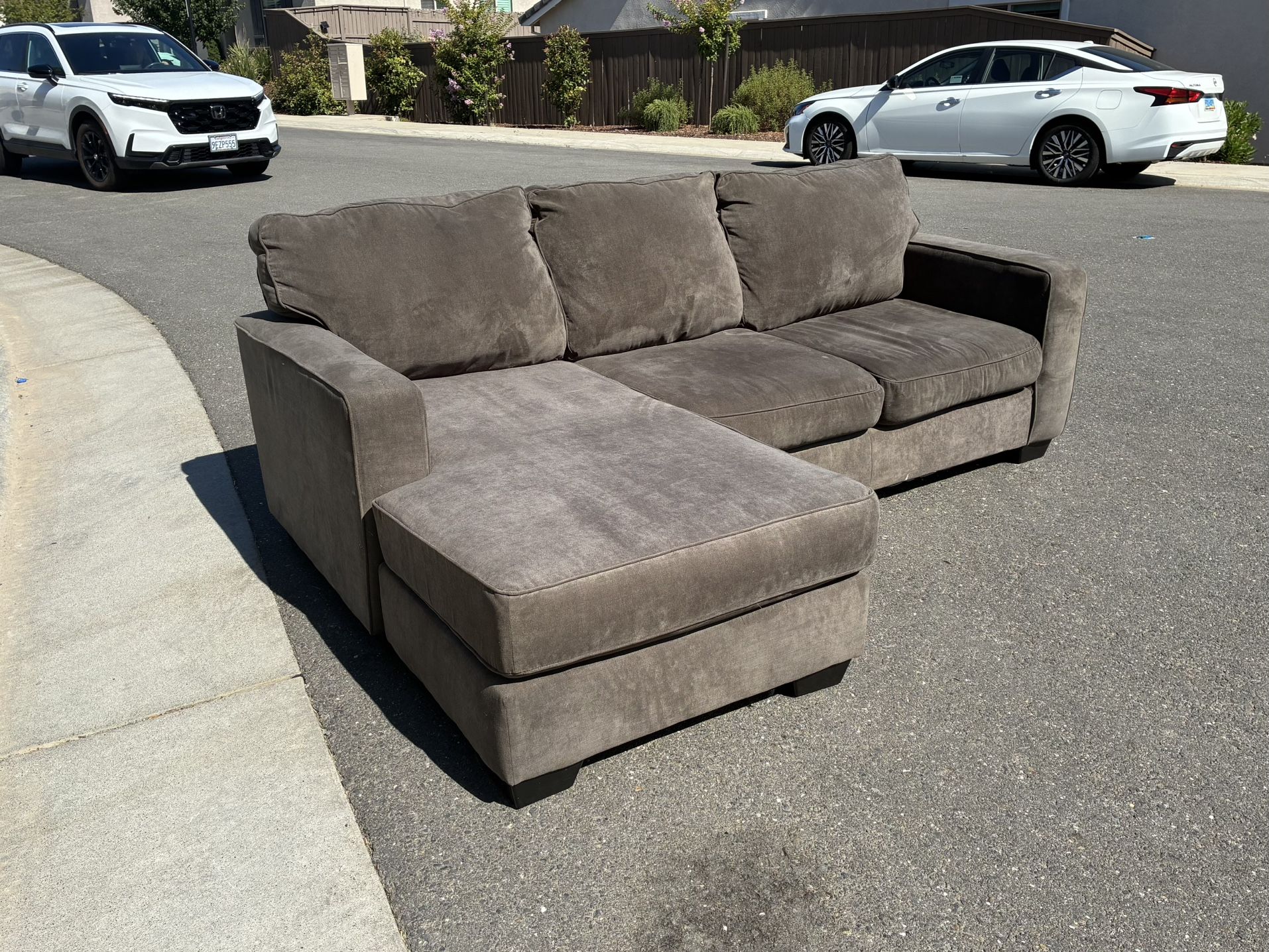 Comfy 3-Seater Sectional Couch w/ Chaise – Clean & Ready to Go!