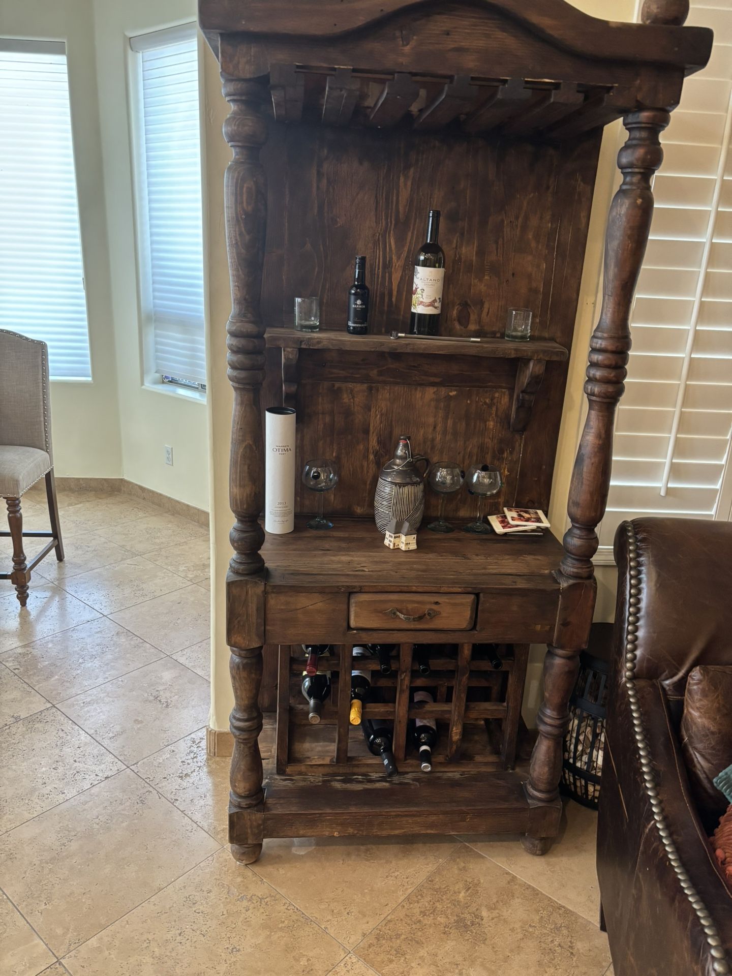 Bar/cabinet Excellent Condition