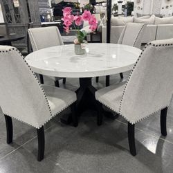 5 Piece Dining room set / Includes: Round table and 4 chairs.