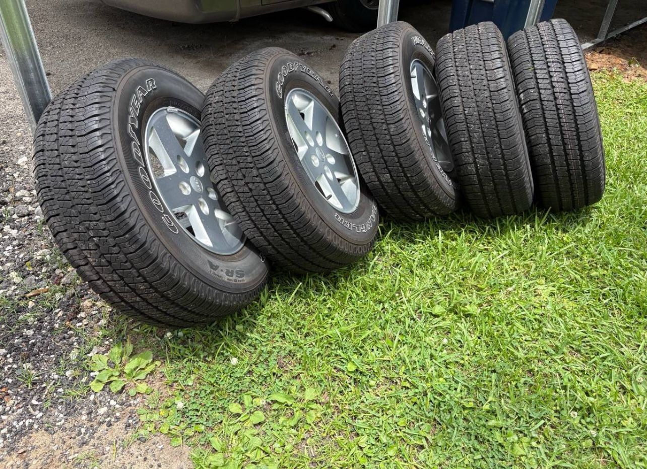 5 Goodyear wranglers and rims 255/75/17 good condition