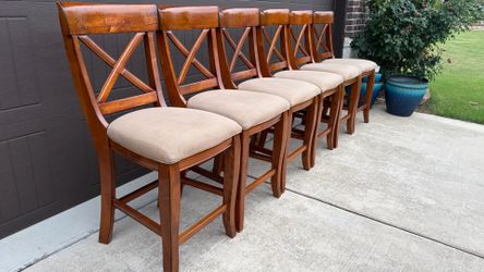 Beautiful Counter Height Chairs ( Set of 6 ) Very good condition, heavy and sturdy!