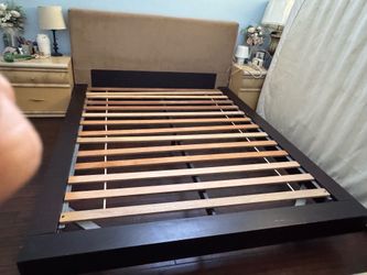 Modern Minimalist QueenBed Frame with Headboard & Slats Sturdy wooden bed frame with slats.
