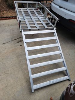 Cargo carrier with ramp