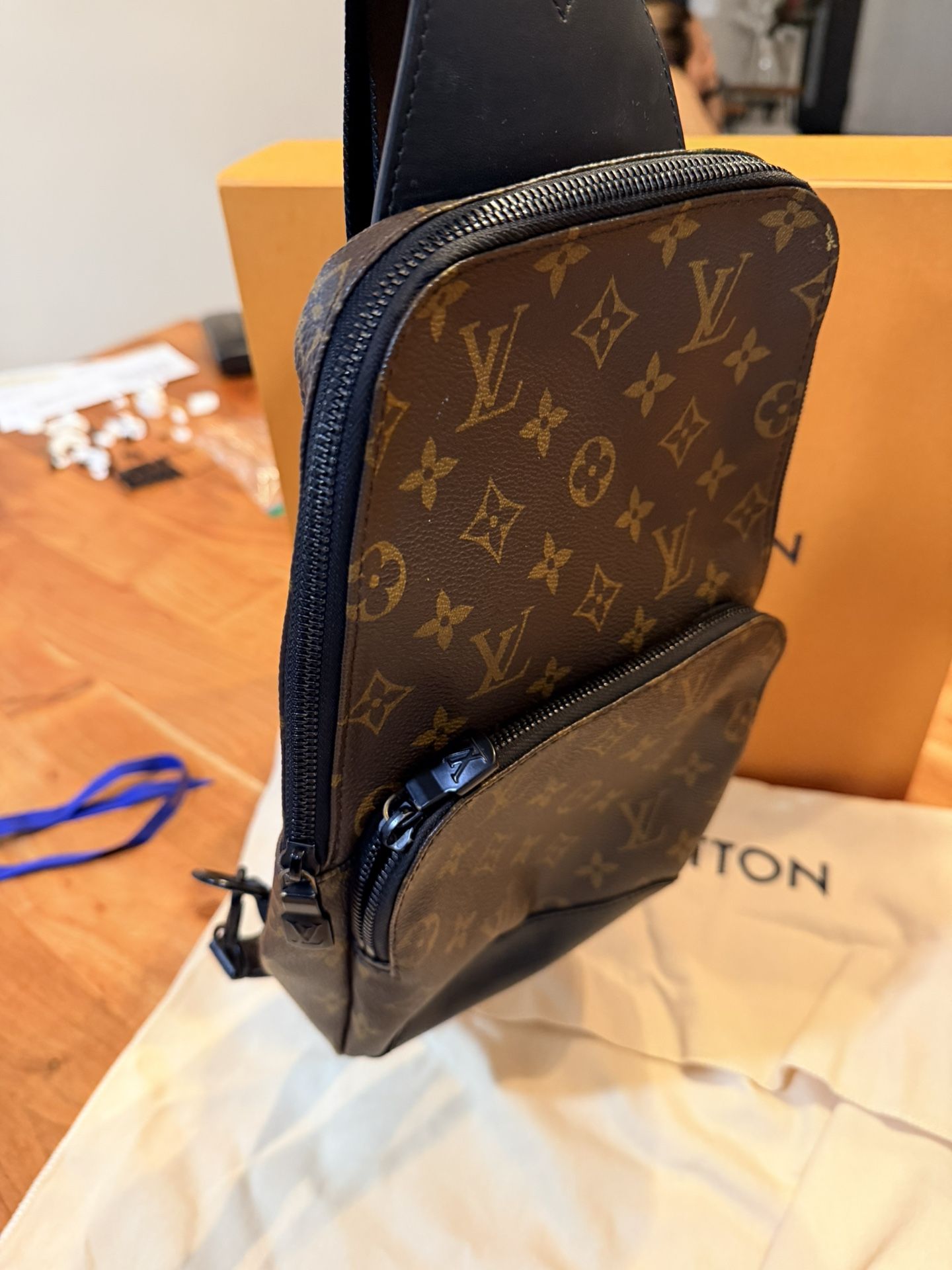 Louis Vuitton slingbag 