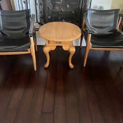 Solid Oak Vintage Oval Accent Table or End Table In Excellent Condition 