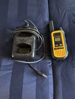 DEWALT WALKIE TALKIE & DOUBLE CHARGER