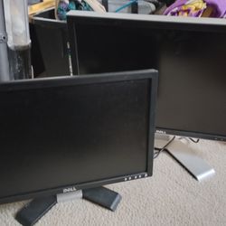 16 1/2Inch - 17Inch Dell Computer 🖥️ Monitor, I Have Two Monitors 15$