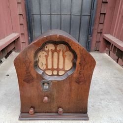 1930's Clarion JR Cathedral AC-60 Tabletop Radio