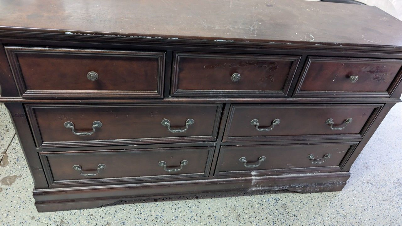 dresser good condition 