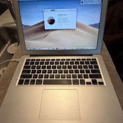 MacBook Air (13-inch, Early 2015) A1466 EMC 2925 1.6 GHz Intel Core i5 8 GB 121 Flash Storage, macOS Mojave, includes power adapter 