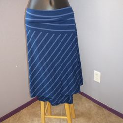 Faded glory 2xl blue striped skirt
62% polyester, 33% rayon and 5% spandex 

