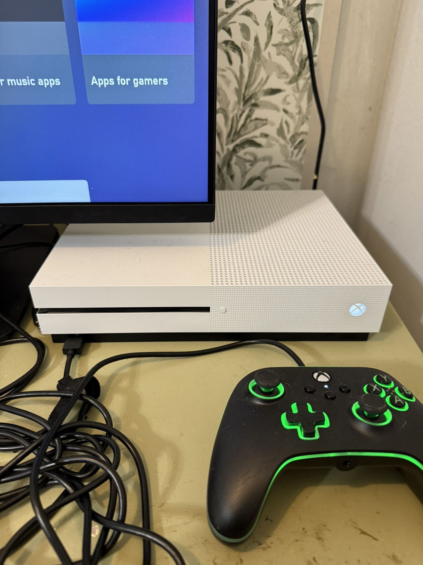 Xbox One S w/controller